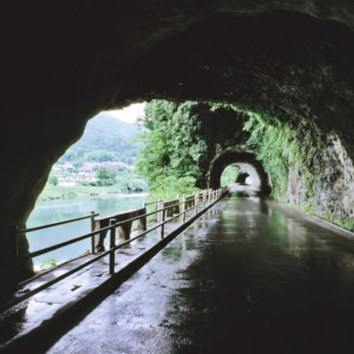 競秀峰・青の洞門