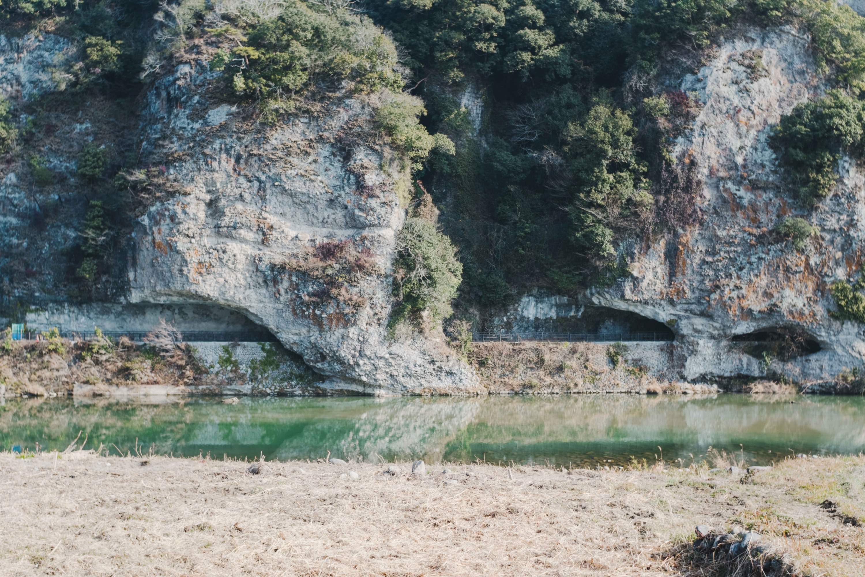 競秀峰・青の洞門